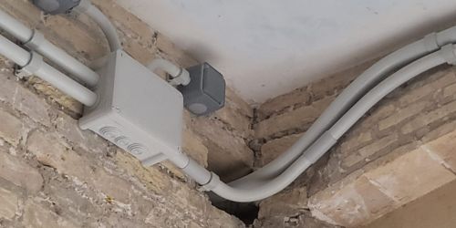 Empresa de instalaciones eléctricas en superficie con tubo de PVC y acabado industrial en viviendas y negocios