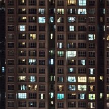 Consejos prácticos para evitar la contaminación lumínica desde casa usando iluminación LED cálida y responsable.