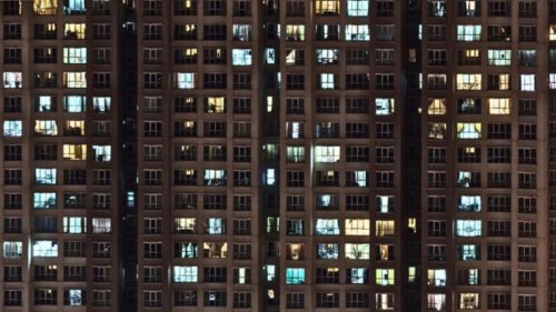 Consejos prácticos para evitar la contaminación lumínica desde casa usando iluminación LED cálida y responsable.