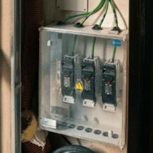 Acometida electrica trifasica antigua en fachada de edificio en Valencia