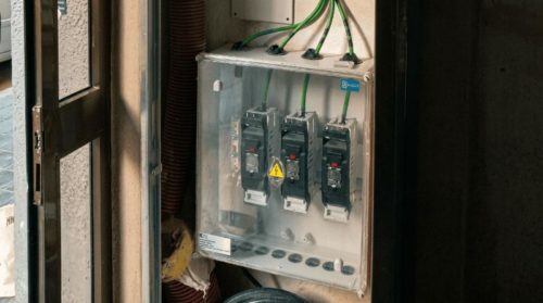 Acometida electrica trifasica antigua en fachada de edificio en Valencia